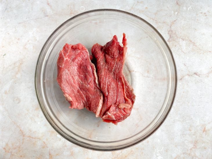 Uma tigela com a carne temperada.