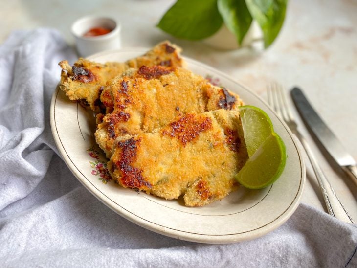 Um prato com bife à milanesa de forno.