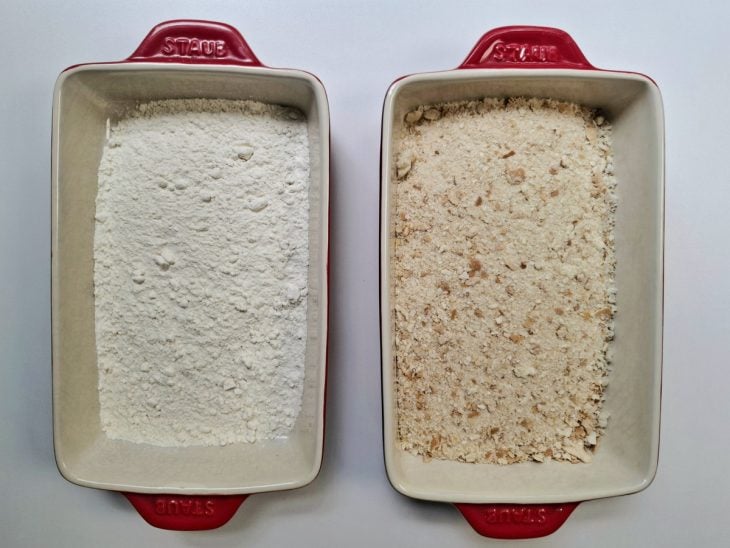 Farinha de pão e farinha de trigo em recipientes distintos.