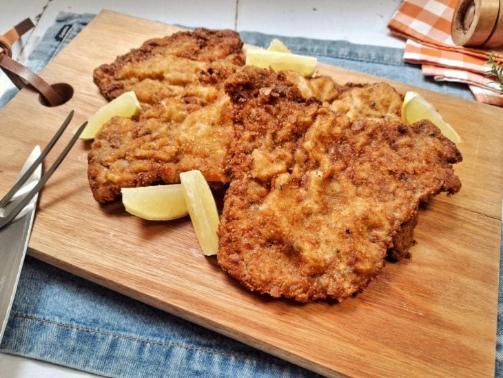 Bife à milanesa sem farinha de rosca pronto para consumo em um tábua.