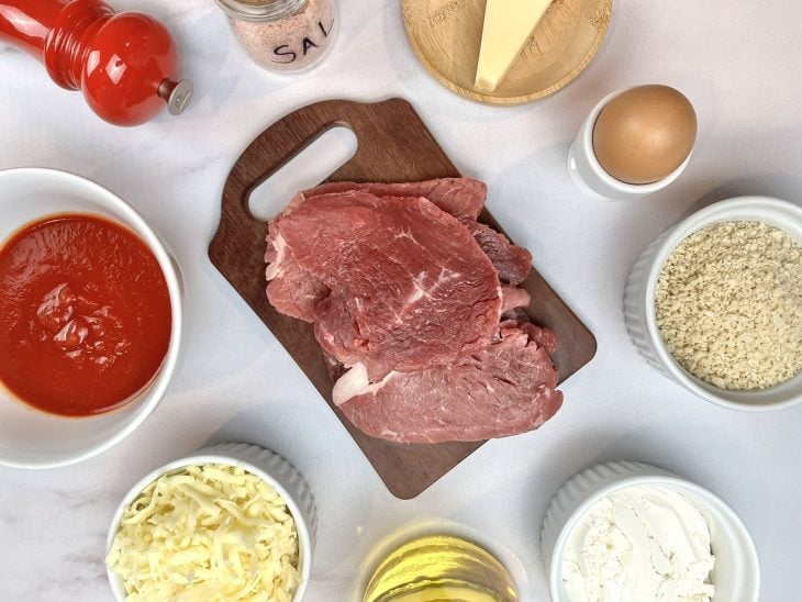 Uma bancada com os ingredientes separados.