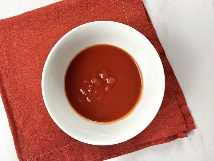 Um recipiente contendo molho de tomate.