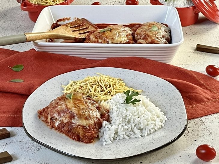 Um prato contendo bife à parmegiana.