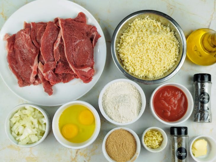 Ingredientes para a receita reunidos em uma bancada.