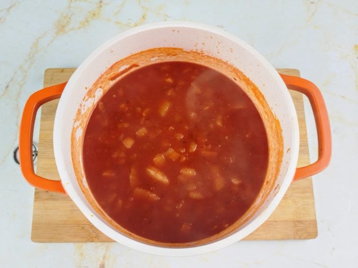 Molho de tomate em uma panela.