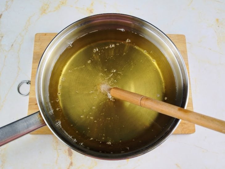 Colher de pau na panela com óleo quente.