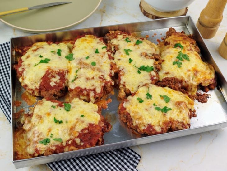 Bifes à parmegiana prontos para consumo.