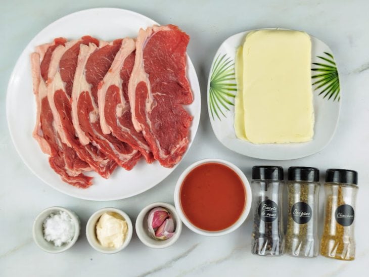 Ingredientes reunidos em uma bancada.