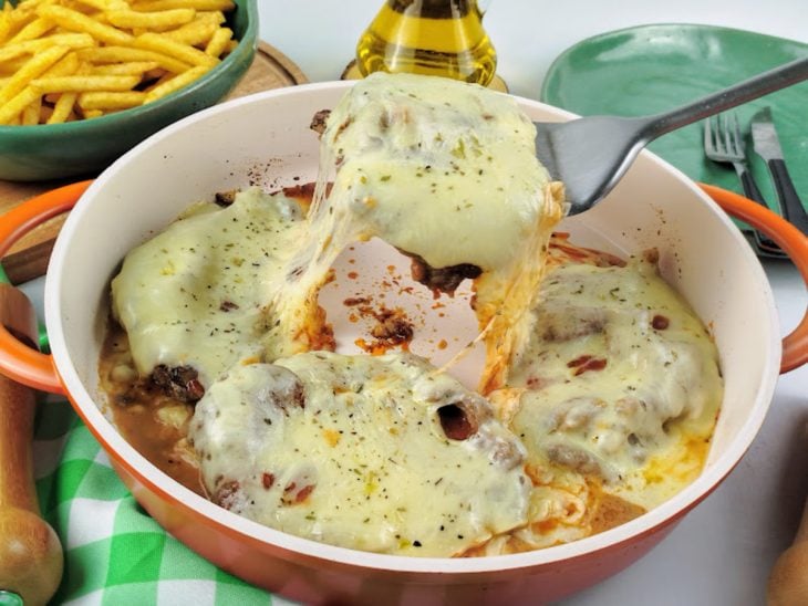 Bifes à parmegiana prontos para consumo.