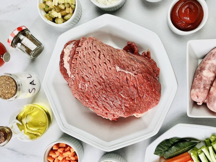 ingredientes para preparo de bife a rolê separados.