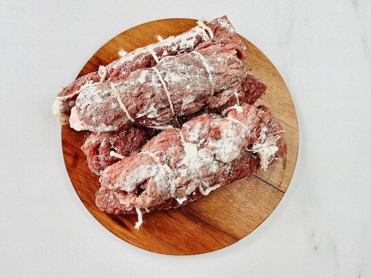 bife a rolê embalado levemente com farinha de trigo.
