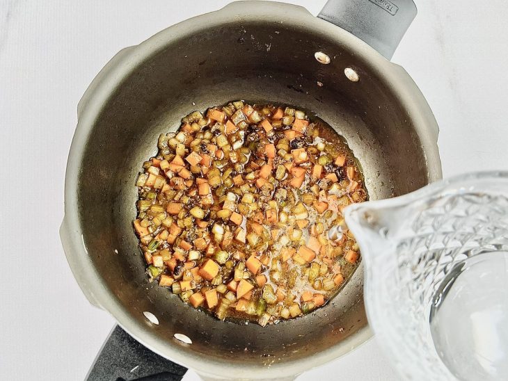 adição de água para cozimento de bife a rolê.