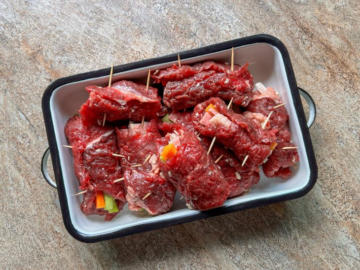 montagem dos bifes a rolê finalizada com palitinhos.