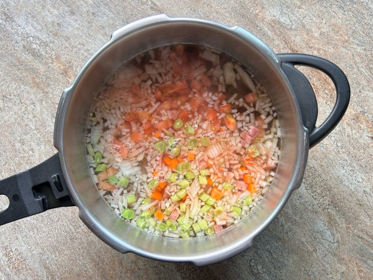 adição de água para cozinhar os bifes a rolê na pressão.