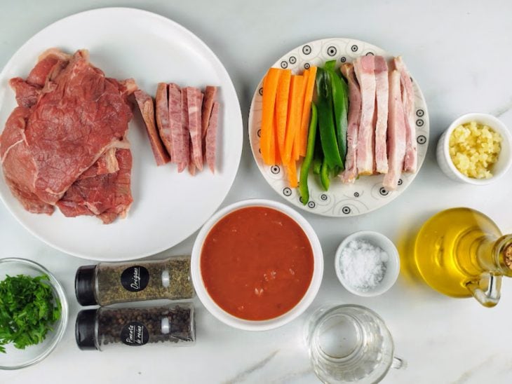 Uma bancada com os ingredientes da receita.