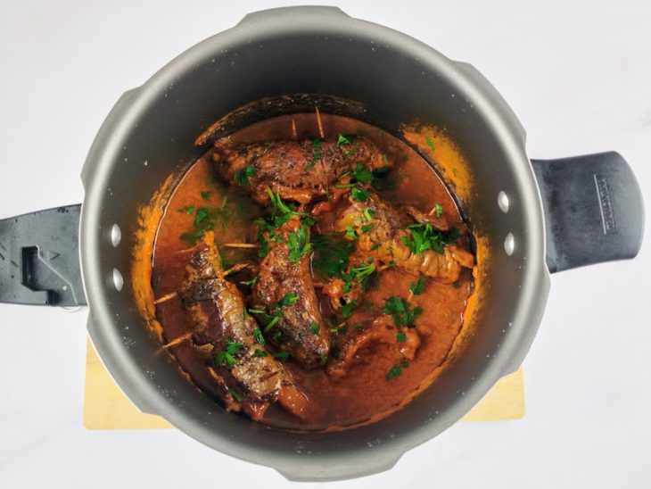 Panela de pressão com bife a rolê ao ponto.