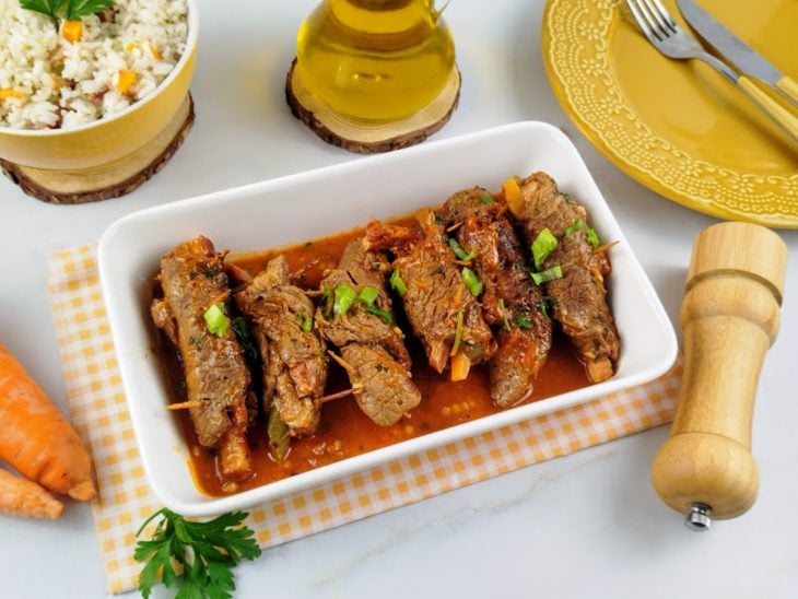 Um refratário com bife a rolê simples.
