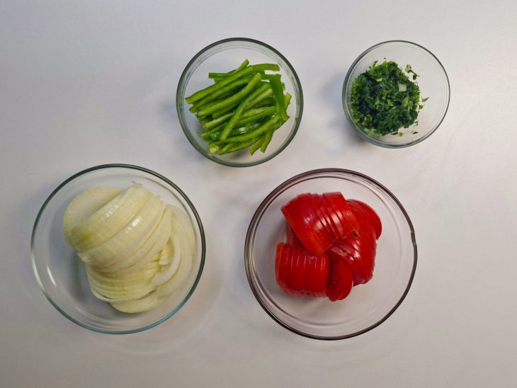 Cebola em anéis, pimentão e tomate fatiados.