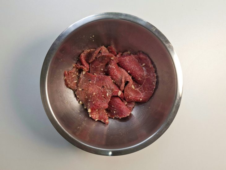 Bifes temperados com sal, páprica, pimenta e alho.