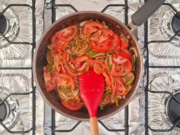 Legumes sendo adicionados à frigideira para o molho.