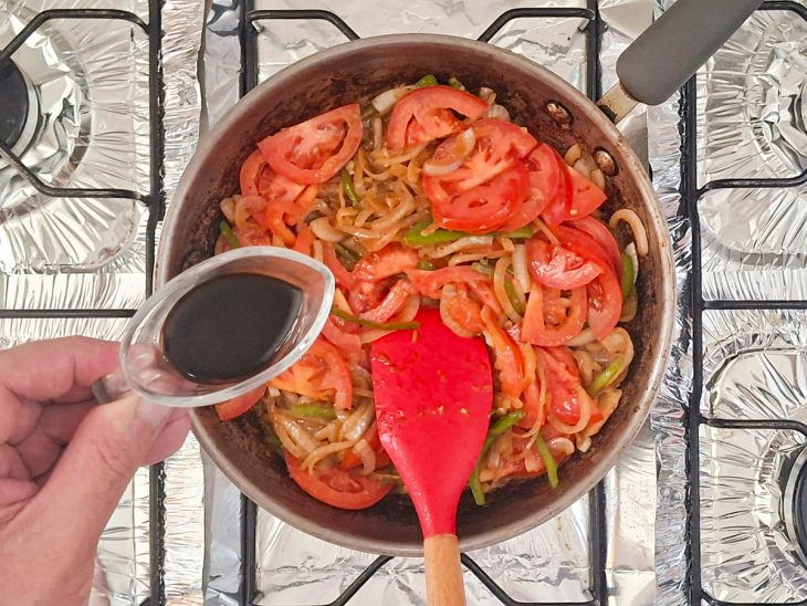 Molho com cebola, tomate e pimentão murchando.