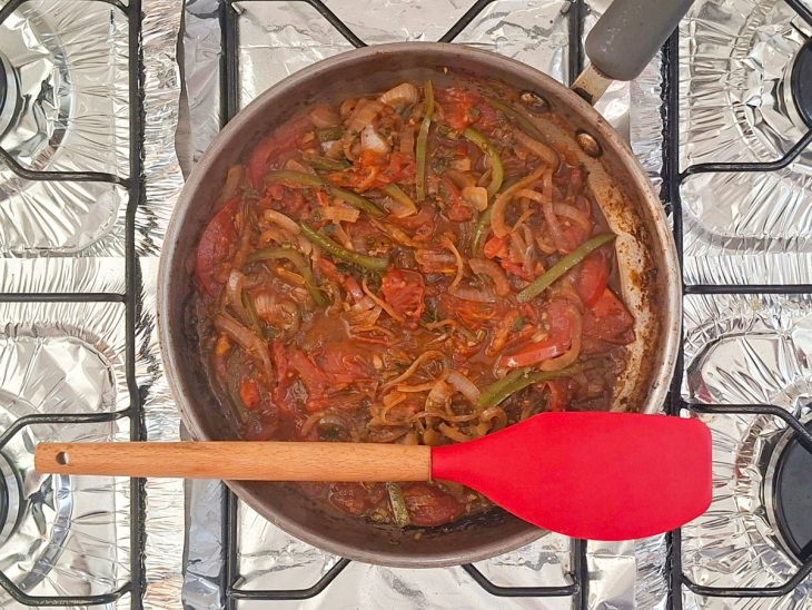 Bifes acomodados novamente no molho.