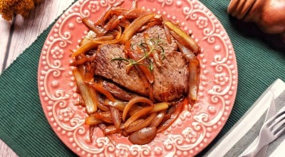 Bife acebolado