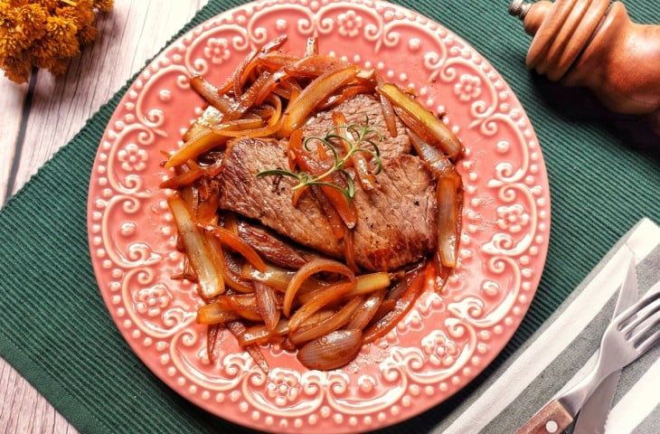 Receita de Fígado Acebolado Além de Perfeitas Combinações Para Variar Na  Cozinha