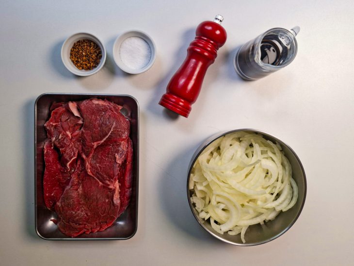 Ingredientes reunidos na bancada.