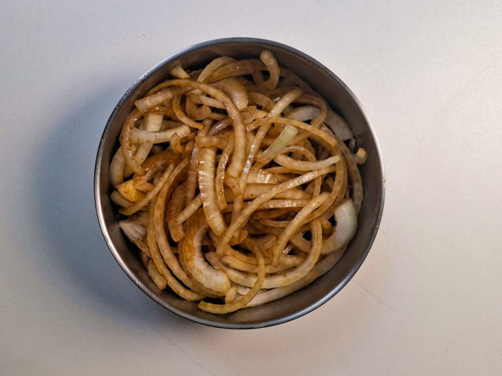Cebola em rodelas regadas no shoyu.