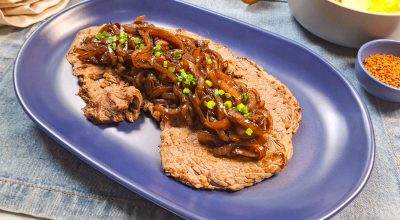 Bife acebolado na air fryer
