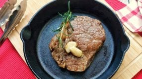Bife ancho na frigideira