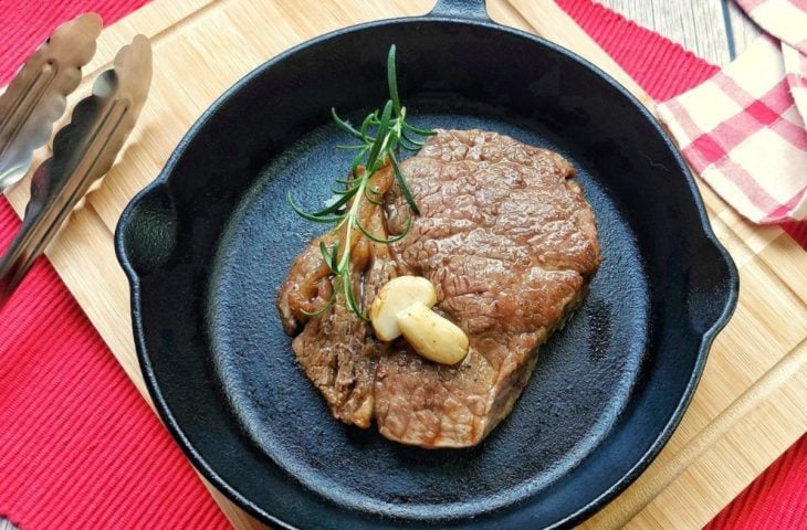 Bife ancho na frigideira