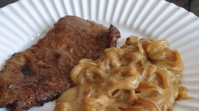 Bife com cebola cremosa