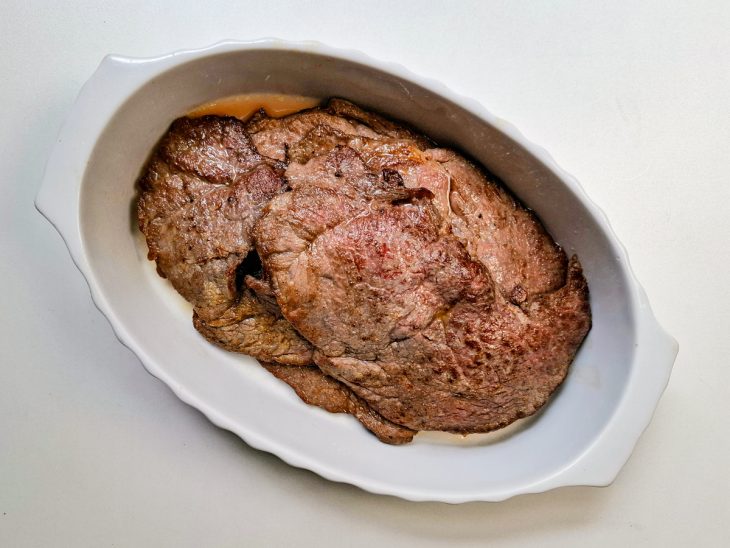 Bifes já fritos e reservados.