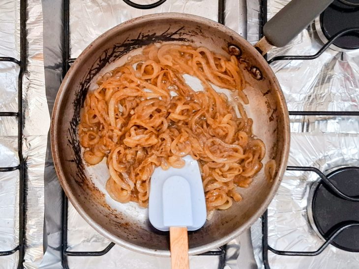 Numa frigideira, cebolas douradas.