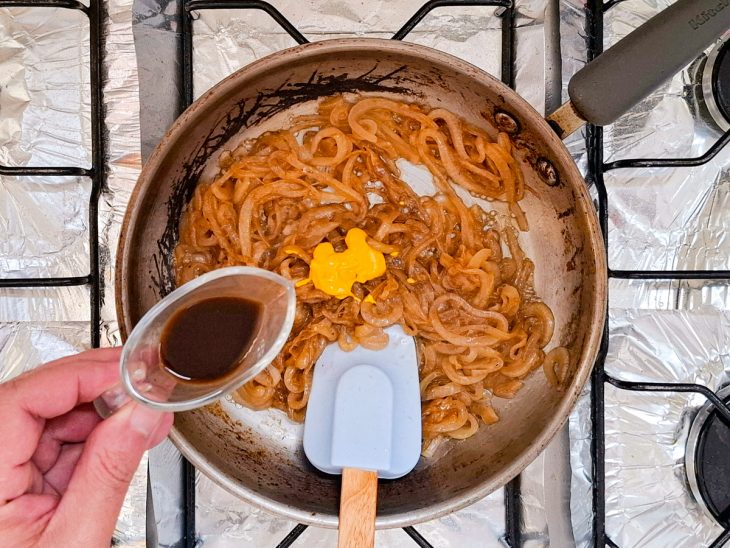 Molho inglês e mostarda adicionados a cebola.