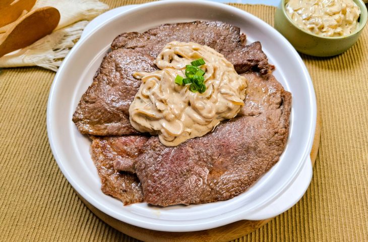 Bife com cebola cremosa