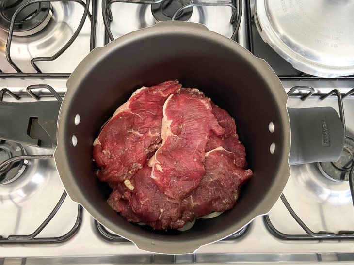 Panela de pressão com cebola e carne.