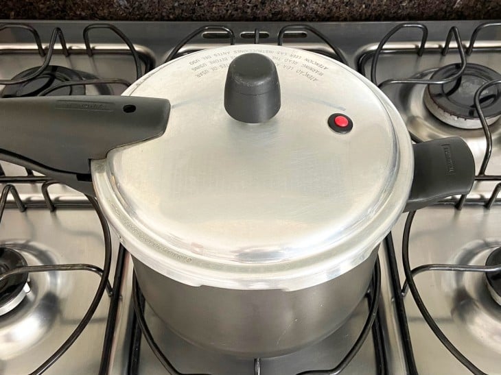 Panela de pressão fechada.