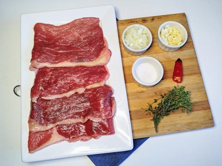 Uma bancada com os ingredientes separados.