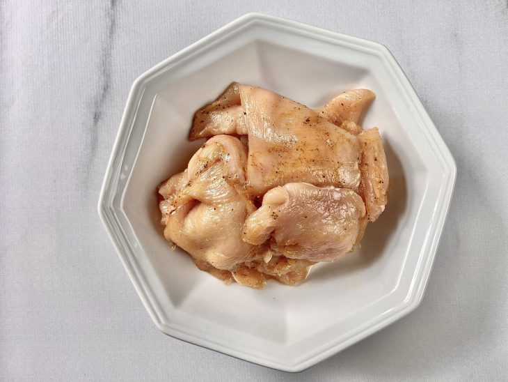 Filés de frango temperados e reservados em um prato.