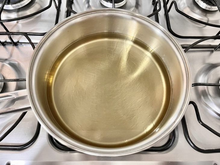 Óleo para aquecer em uma panela.