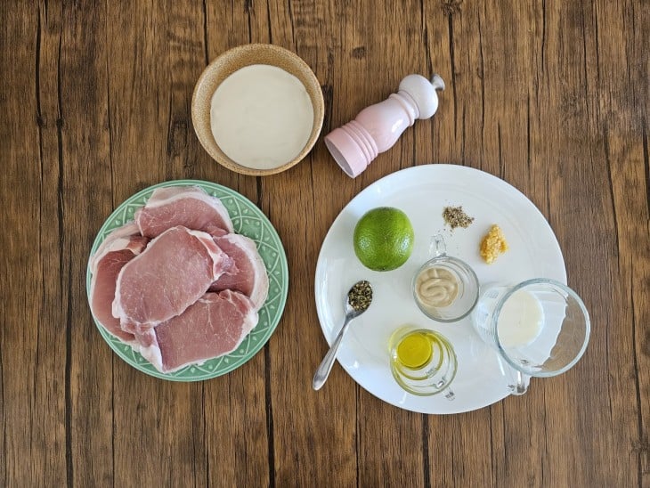 Uma bancada com os ingredientes da receita separados.