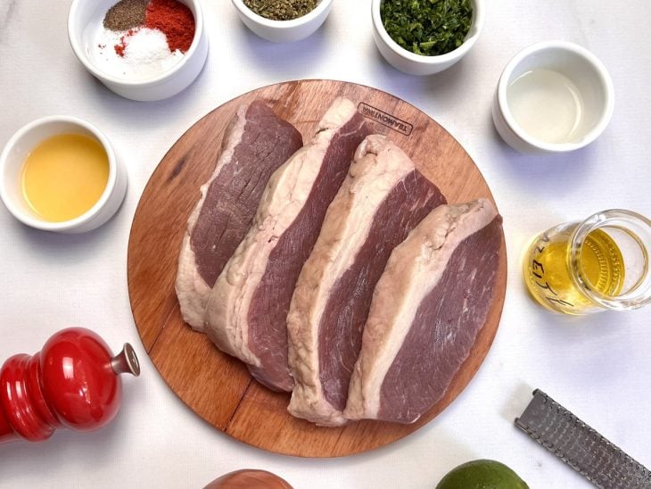 Uma bancada com os ingredientes separados.