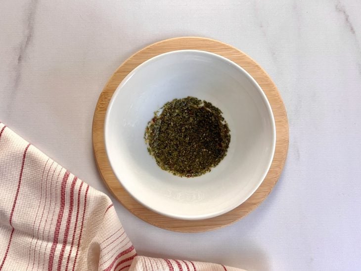 Uma tigela contendo chimichurri hidratado.