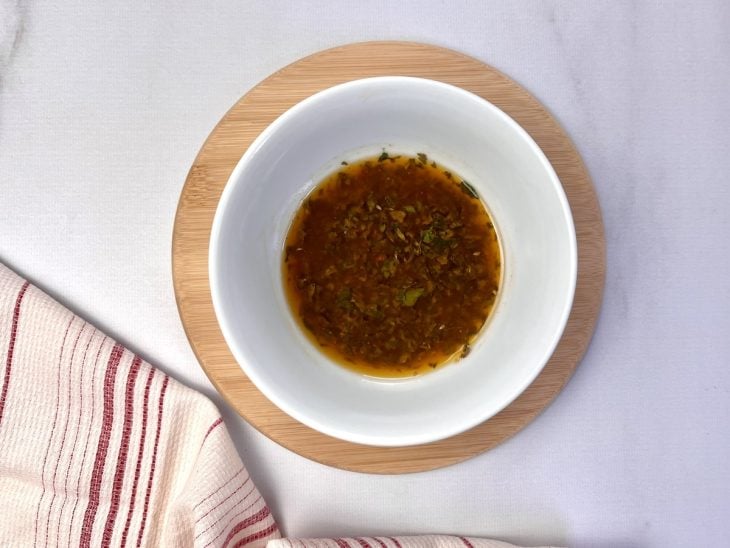 Uma tigela com a mistura do tempero chimichurri.