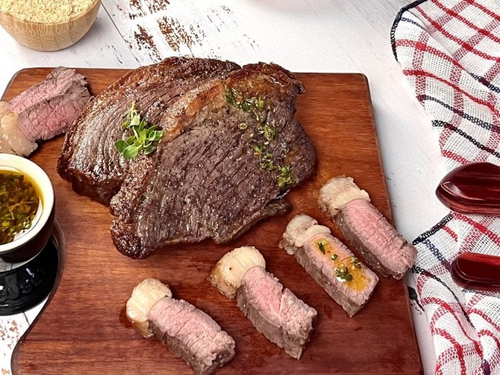 Uma tábua com bife de picanha na airdryer.