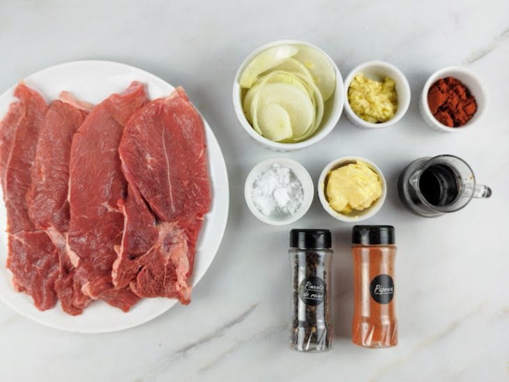 Ingredientes para a receita reunidos em uma bancada.