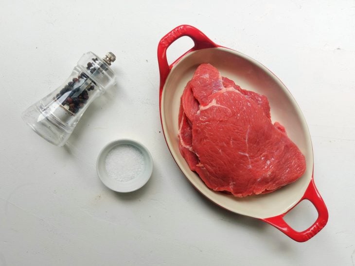 Ingredientes do bife na airfryer reunidos na bancada.